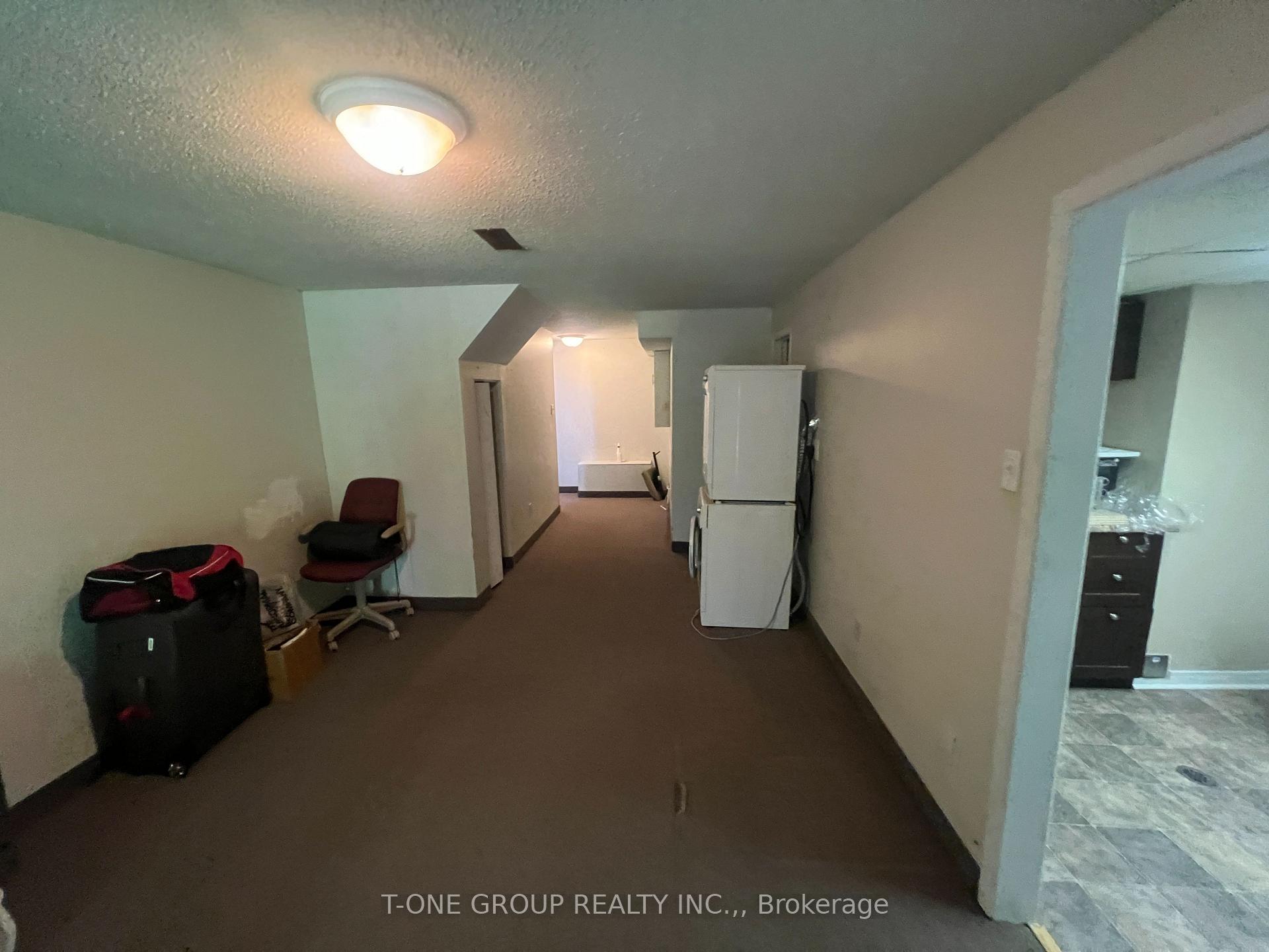 Photo 21 of 45 Burns Circle, Barrie, Letitia Heights — HOMEH