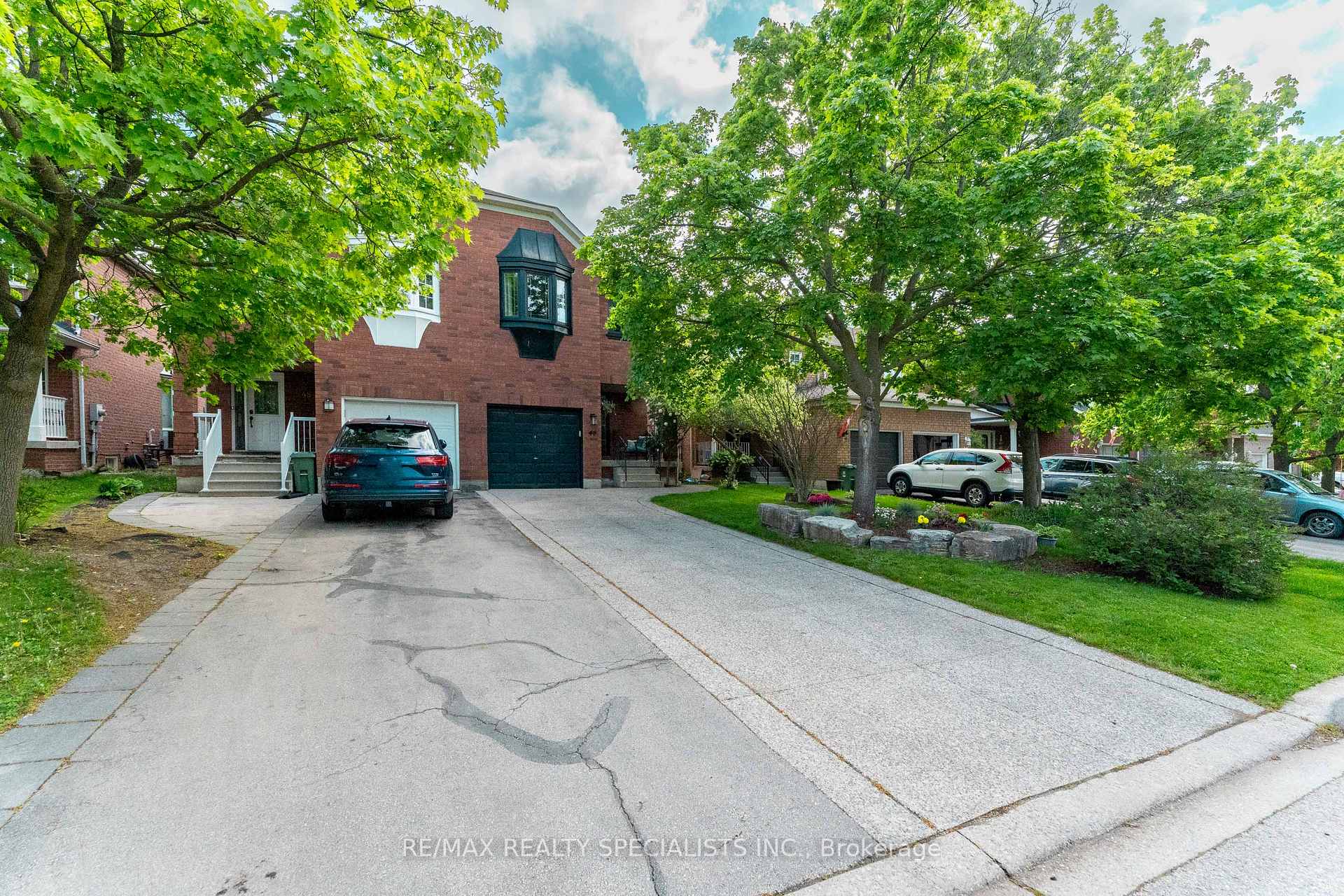Photo 2 of 46 Harnesworth Crescent, Hamilton, Waterdown — HOMEH
