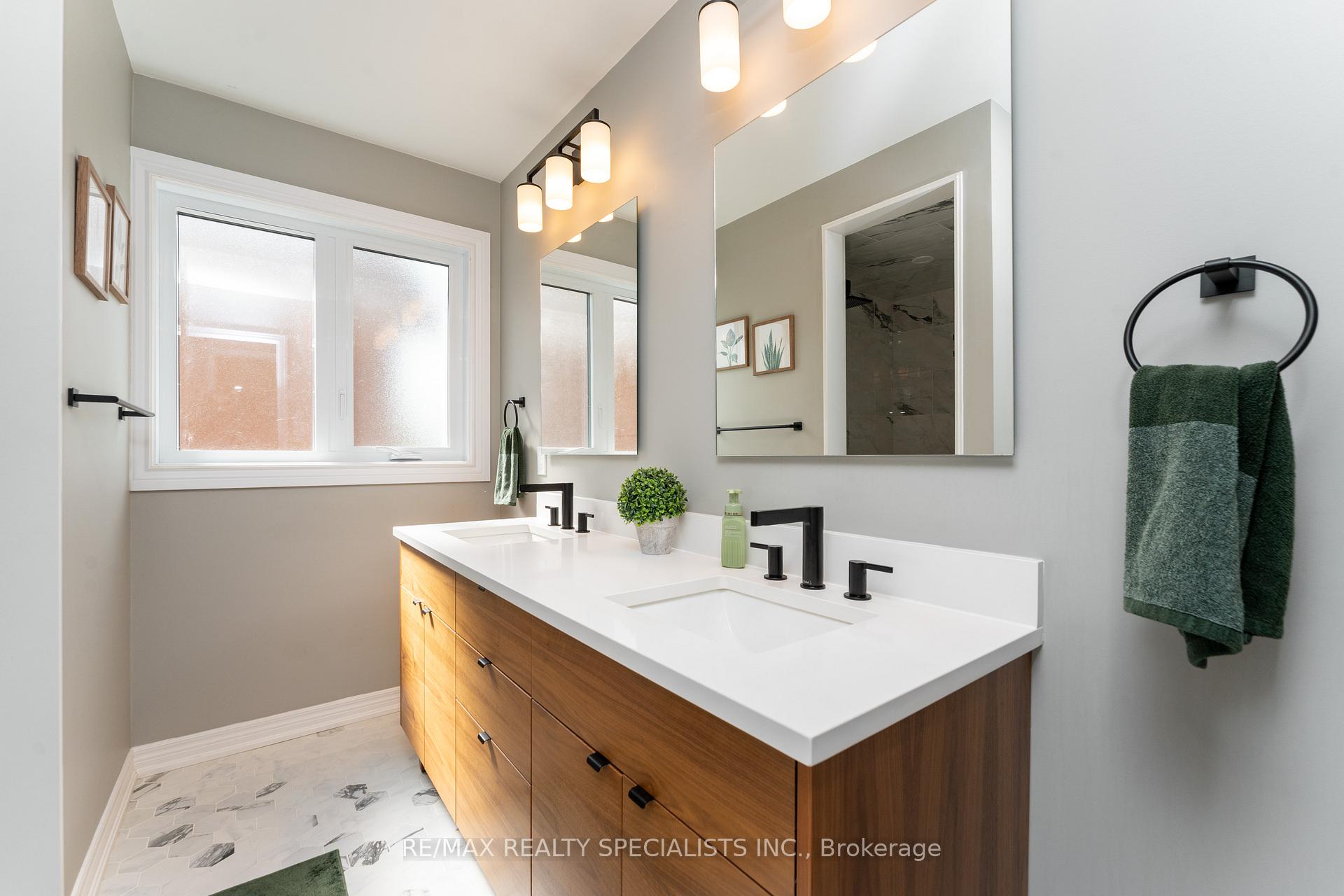 Photo 26 of 46 Harnesworth Crescent, Hamilton, Waterdown — HOMEH