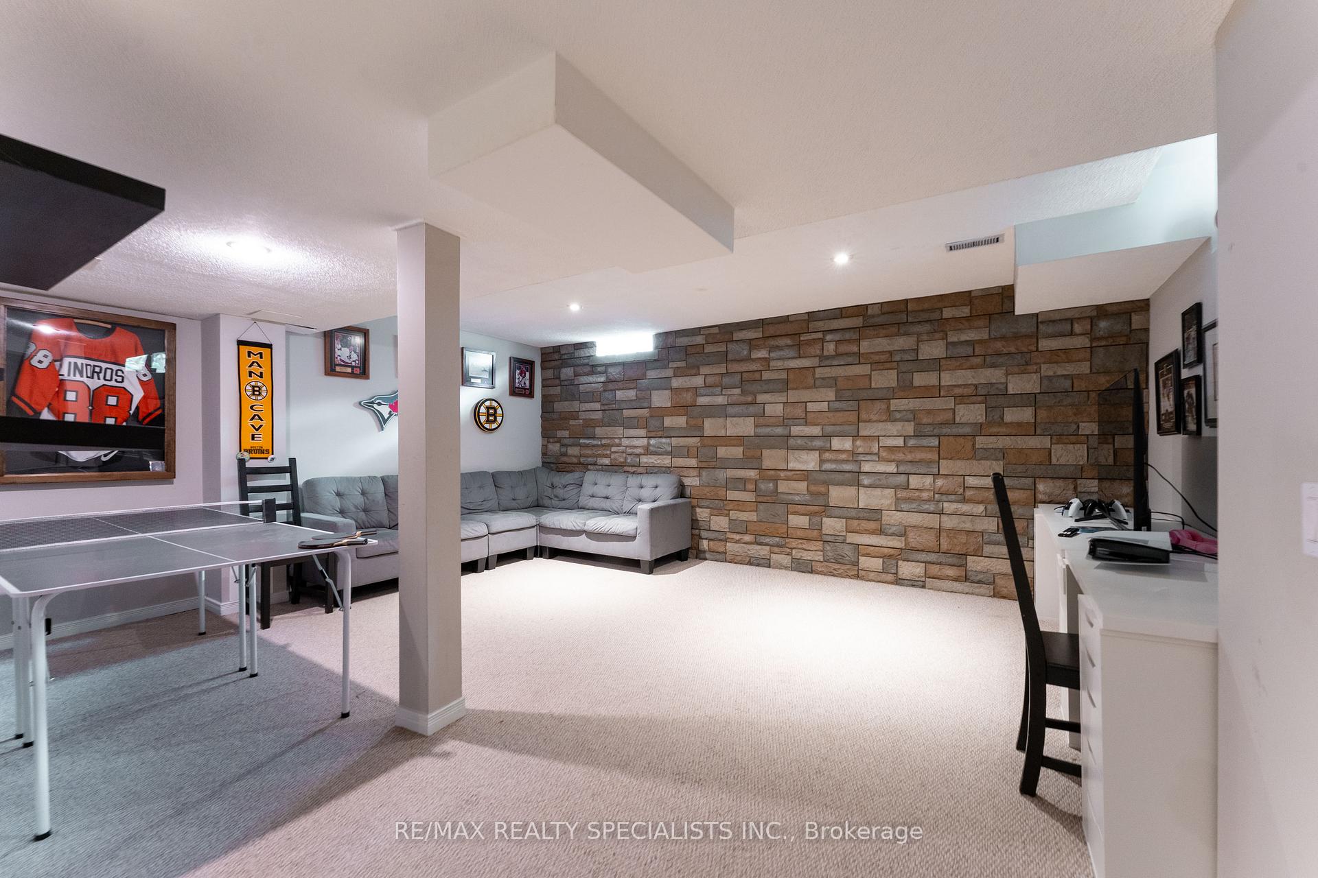 Photo 32 of 46 Harnesworth Crescent, Hamilton, Waterdown — HOMEH