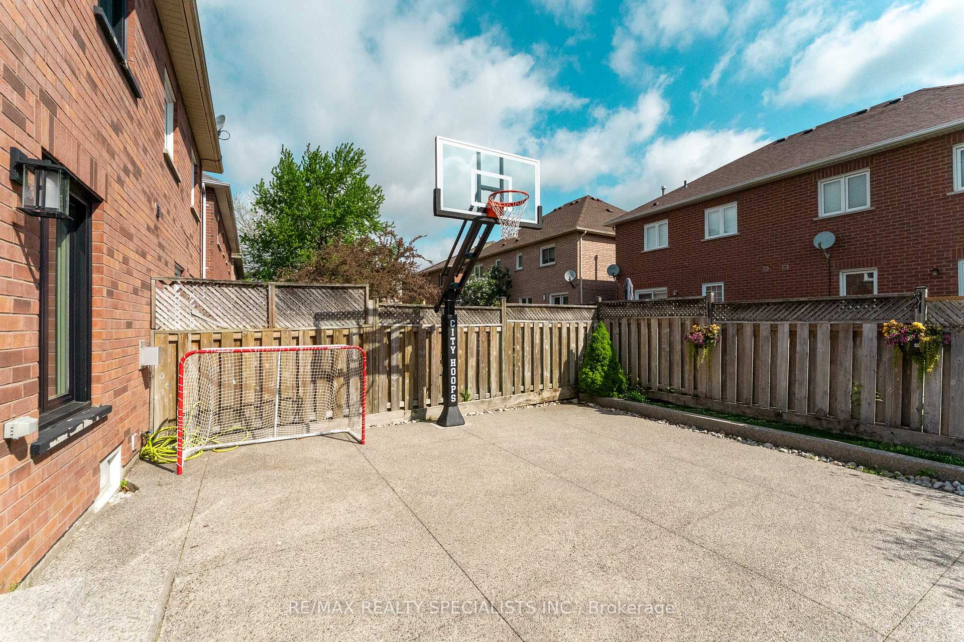 Photo 37 of 46 Harnesworth Crescent, Hamilton, Waterdown — HOMEH
