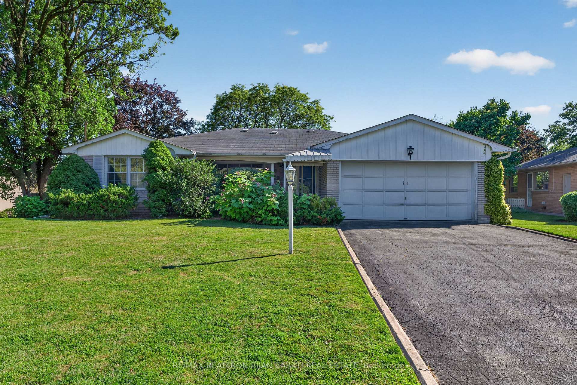 Photo 2 of 14 Heathview Avenue, North York, Bayview Village — HOMEH