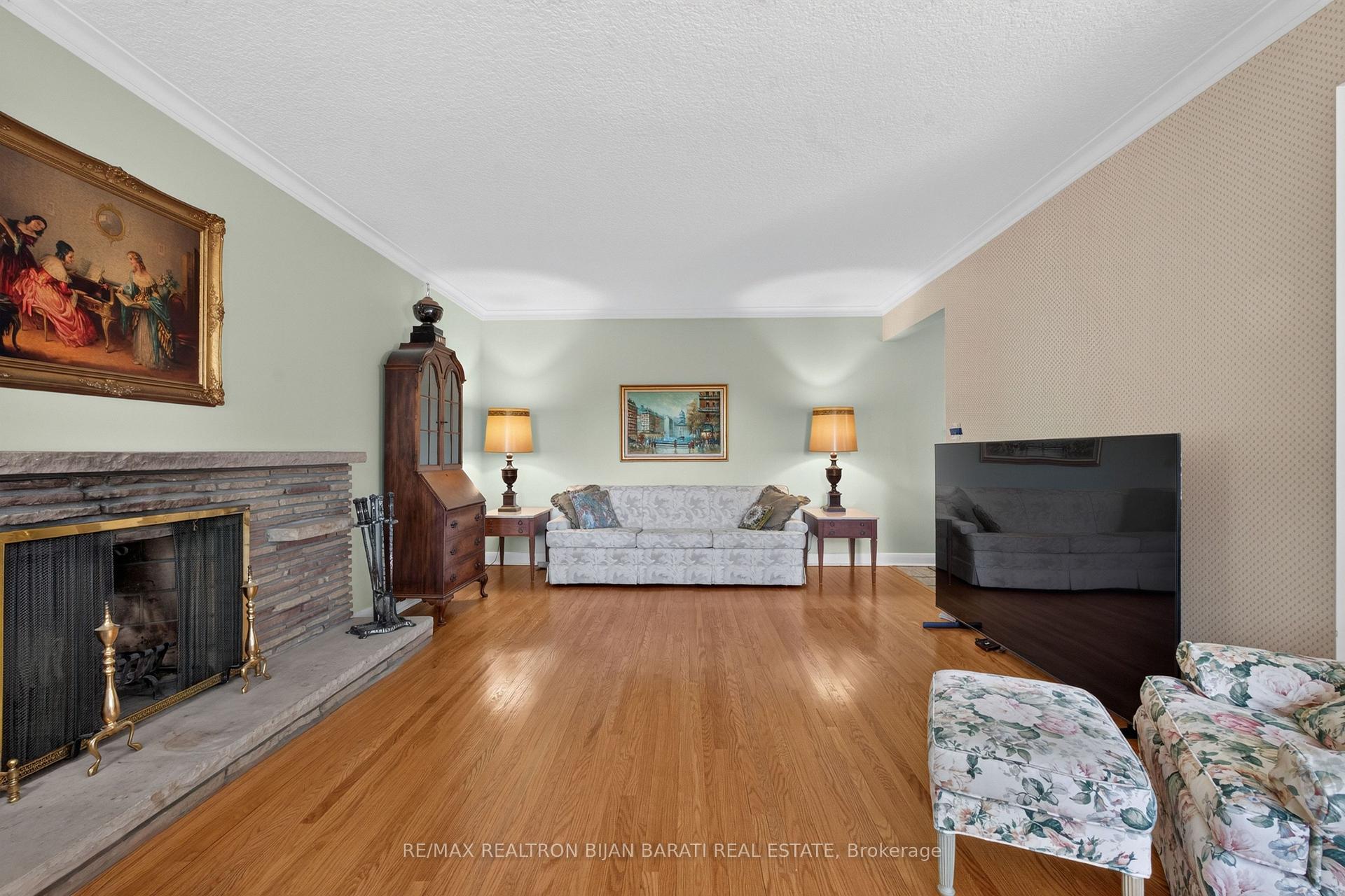 Photo 11 of 14 Heathview Avenue, North York, Bayview Village — HOMEH