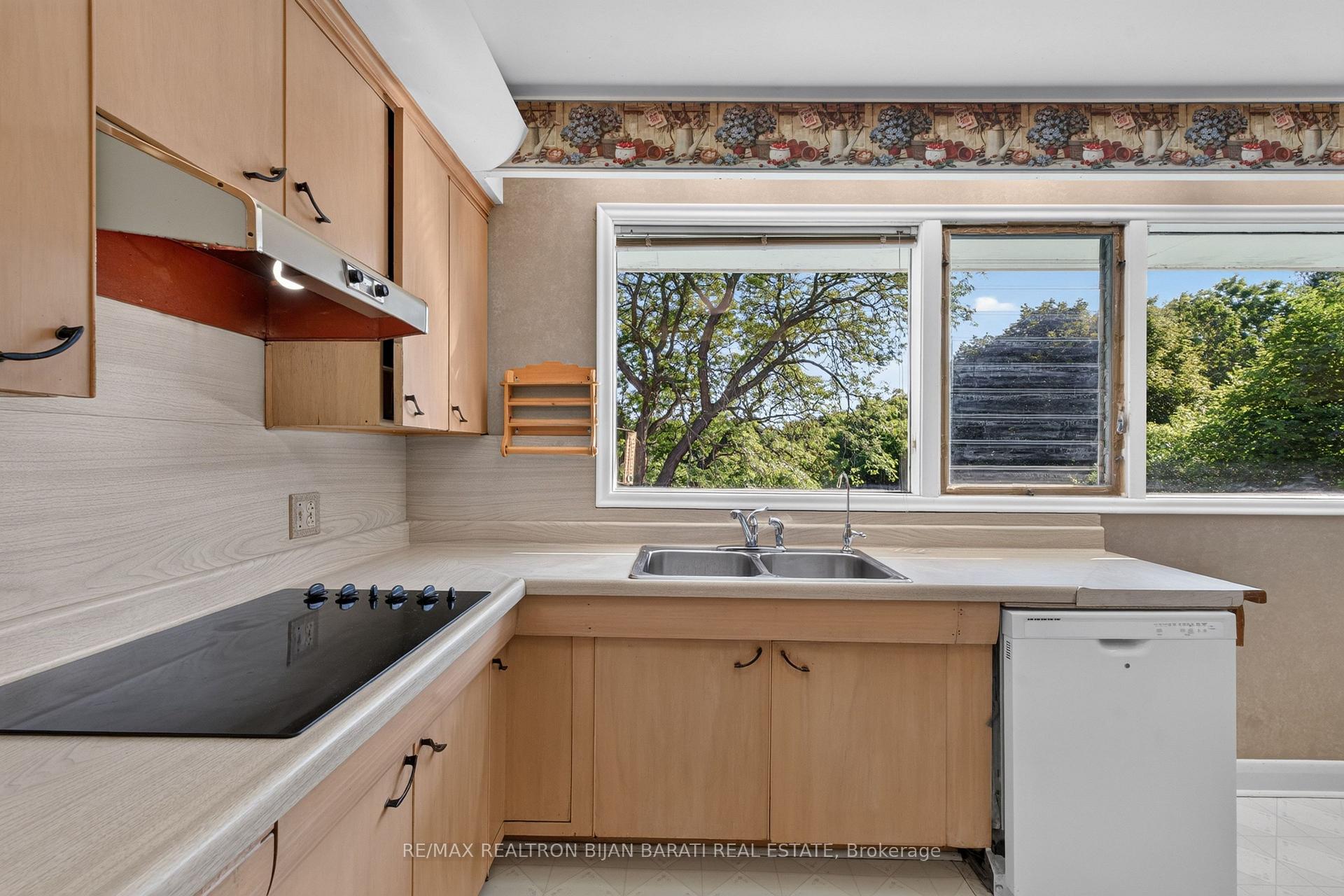 Photo 21 of 14 Heathview Avenue, North York, Bayview Village — HOMEH