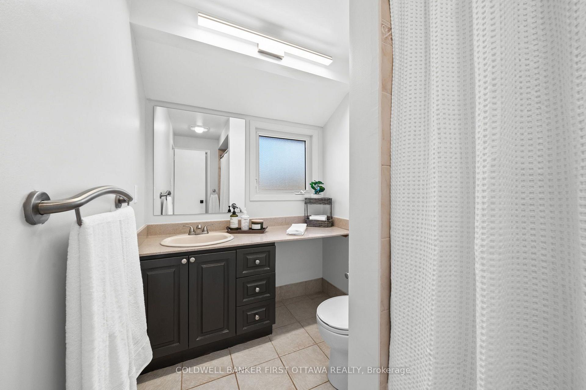 Photo 32 of 34 Melville Drive, Ottawa, Barrhaven - Pheasant Run — HOMEH