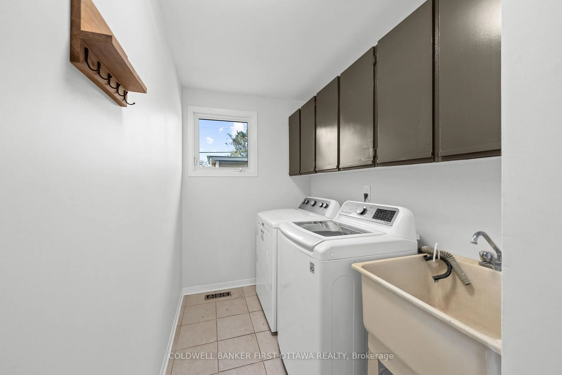 Photo 21 of 34 Melville Drive, Ottawa, Barrhaven - Pheasant Run — HOMEH