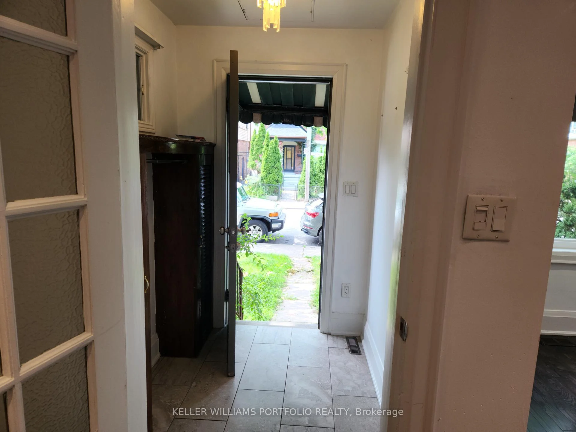Photo 5 of 71 Chisholm Avenue, Toronto, Woodbine-Lumsden — HOMEH