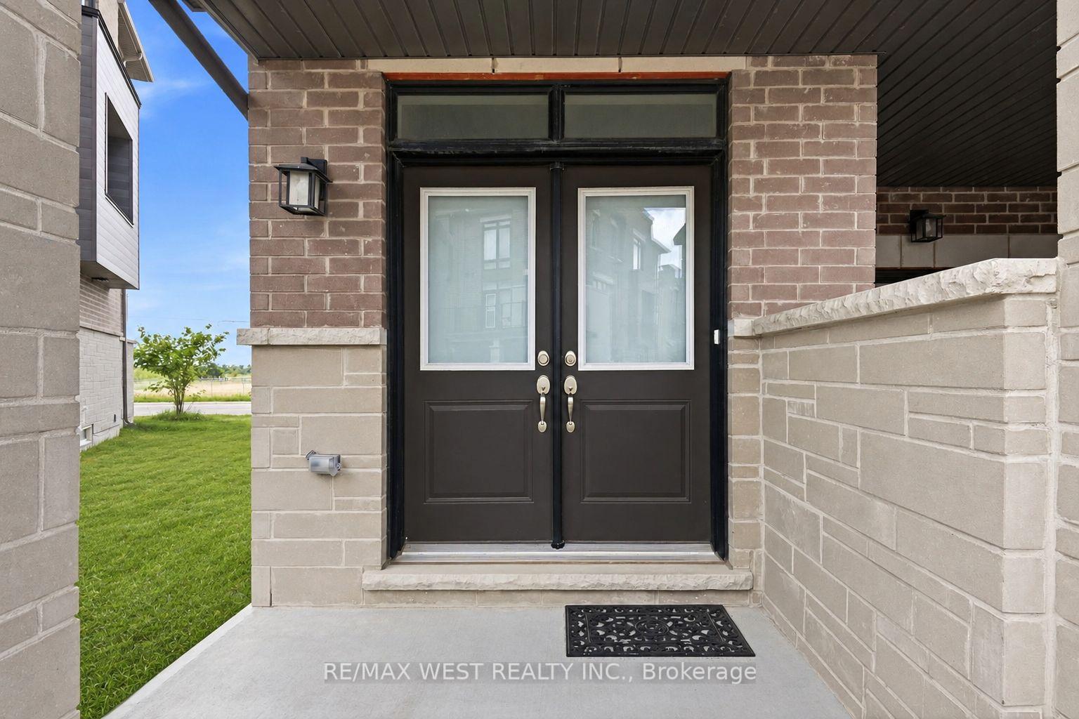 Photo 2 of 55 Holyrood Crescent, Vaughan, Kleinburg — HOMEH