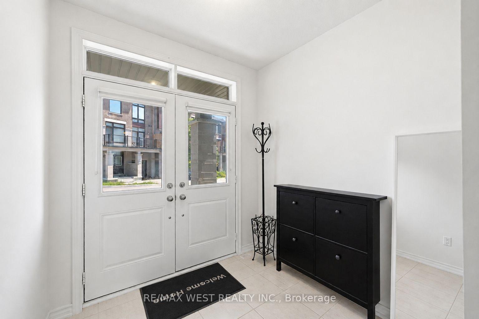 Photo 3 of 55 Holyrood Crescent, Vaughan, Kleinburg — HOMEH