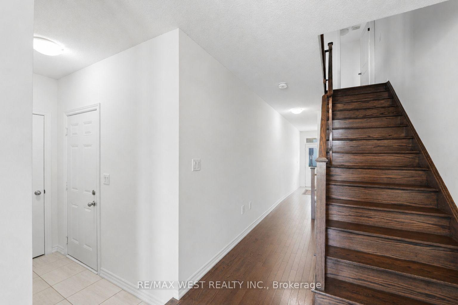 Photo 7 of 55 Holyrood Crescent, Vaughan, Kleinburg — HOMEH