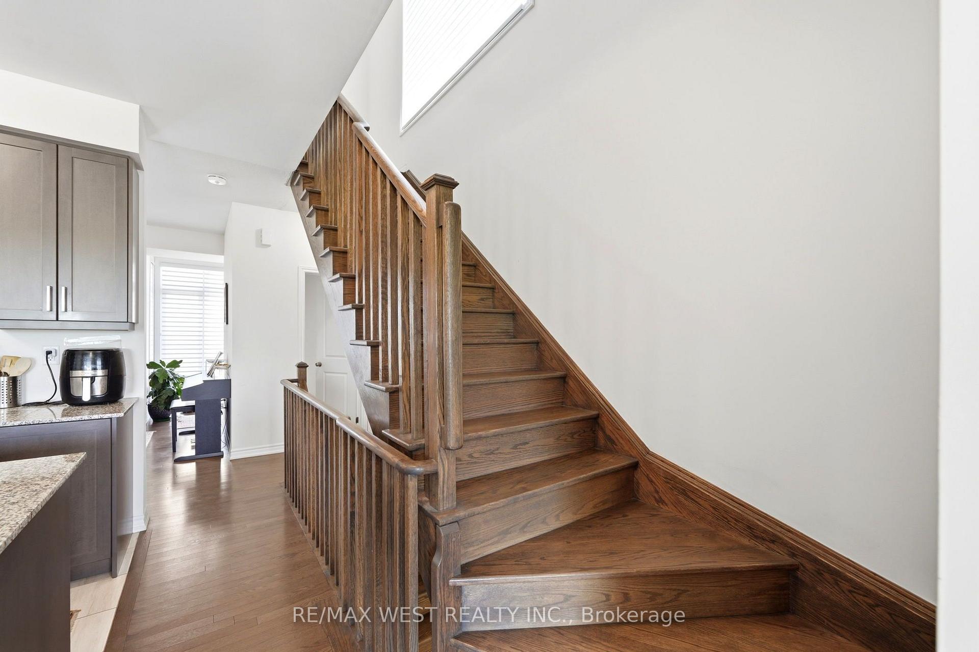 Photo 18 of 55 Holyrood Crescent, Vaughan, Kleinburg — HOMEH