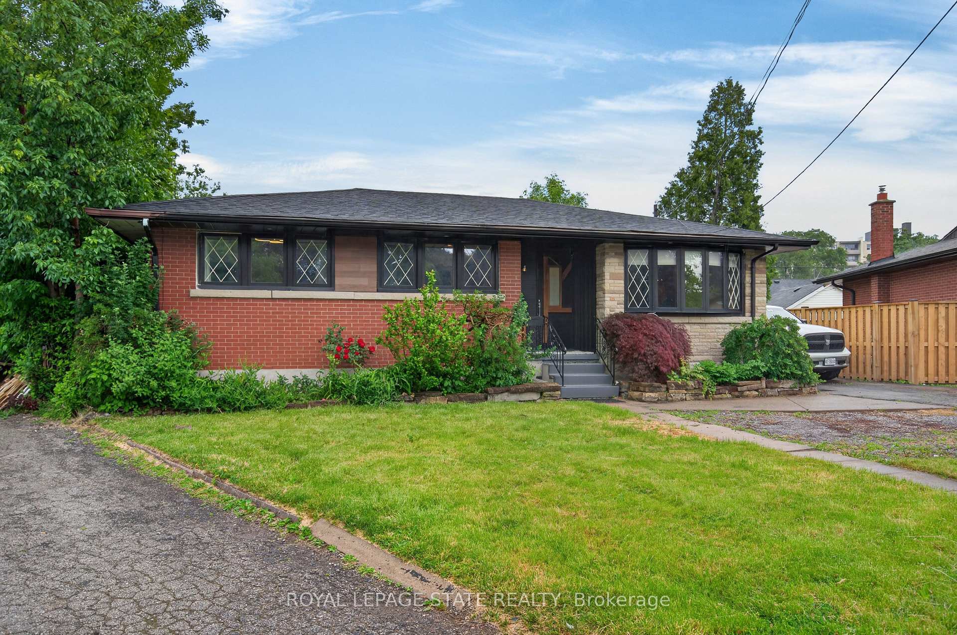 Photo 2 of 33 Kenwood Crescent, Hamilton, Huntington — HOMEH