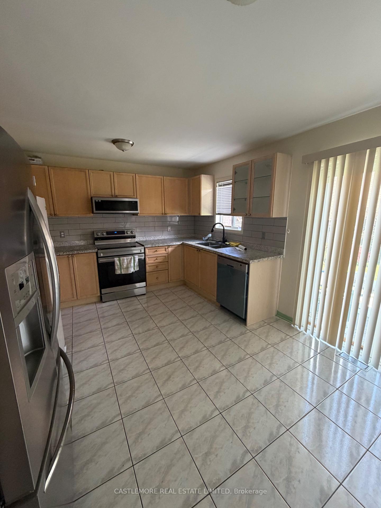 Photo 4 of 127 Brisdale Drive, Brampton, Fletcher's Meadow — HOMEH