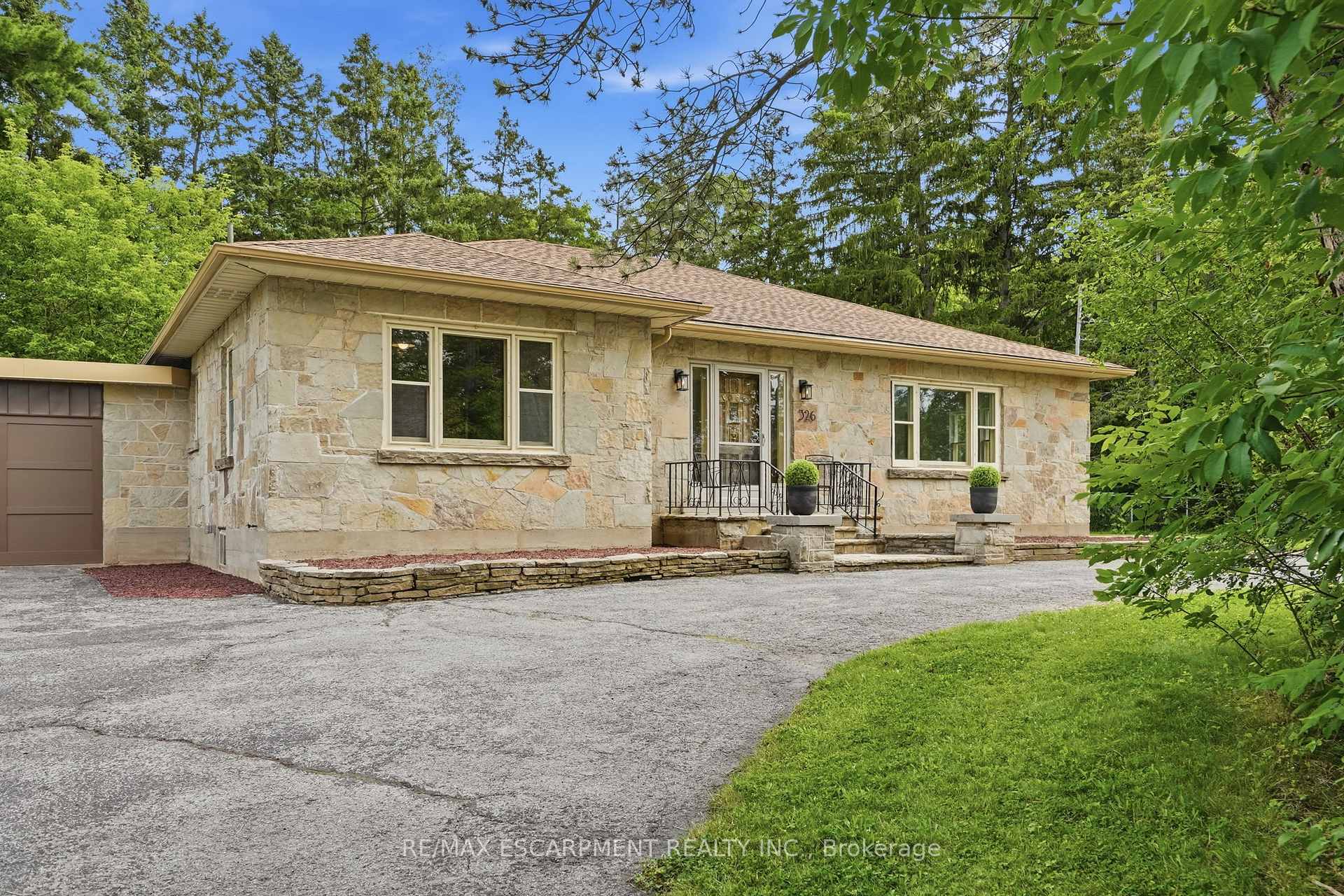 Photo 3 of 326 Old Brock Road, Hamilton, Greensville — HOMEH