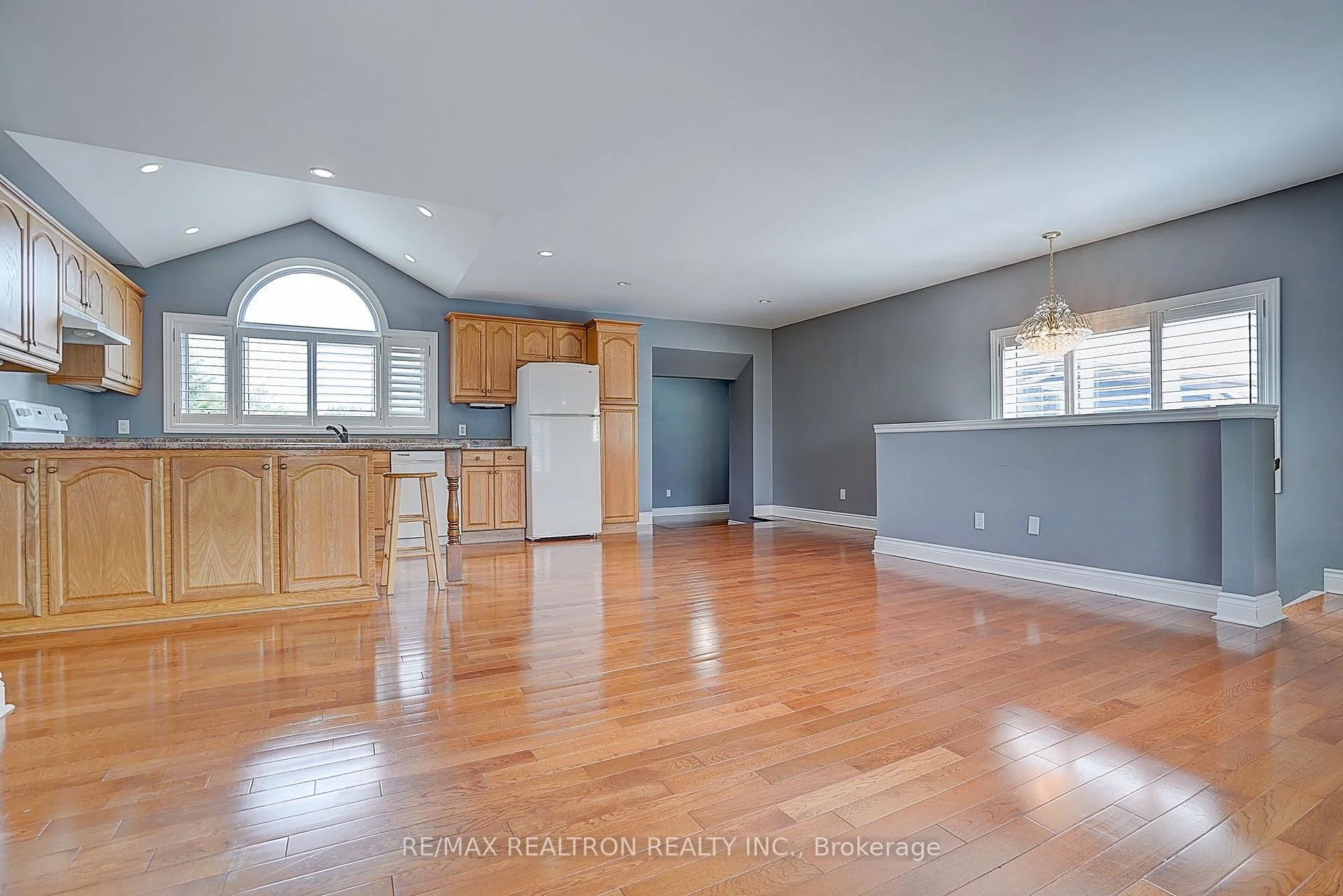Photo 3 of Unit Unit 2, 99 Hurd Street, Oshawa, Raglan — HOMEH