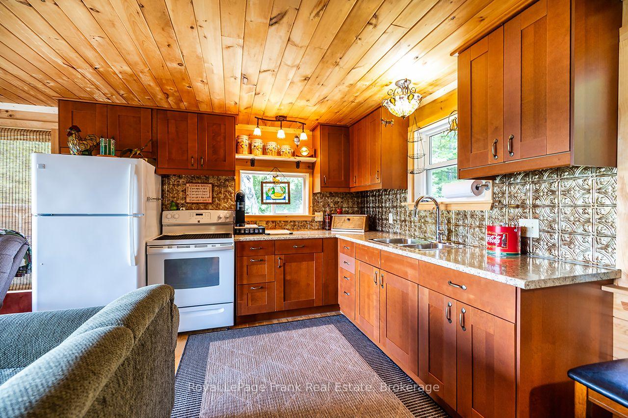 Photo 8 of 1014 Riding Trail, Minden Hills, Lutterworth — HOMEH