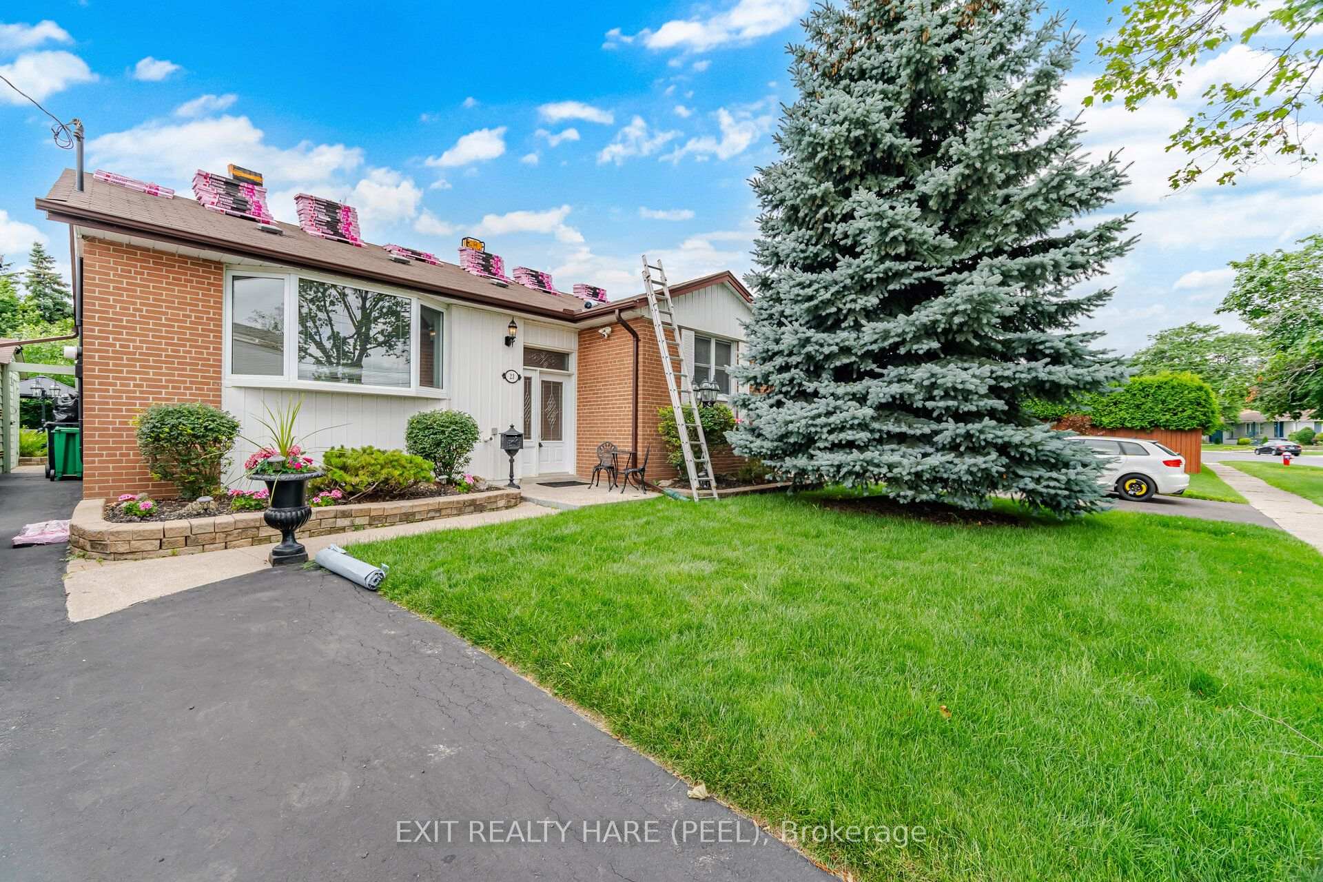 Photo 2 of 23 Kimbark Drive, Brampton, Northwood Park — HOMEH