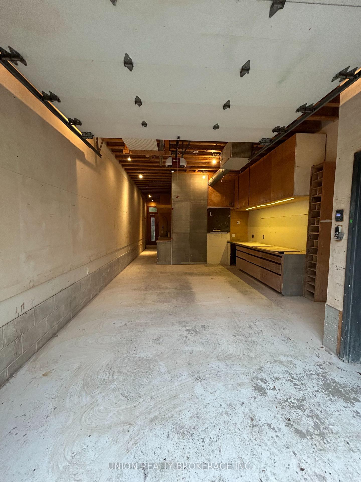 Photo 4 of 303 Coxwell Avenue, Toronto, Woodbine Corridor — HOMEH