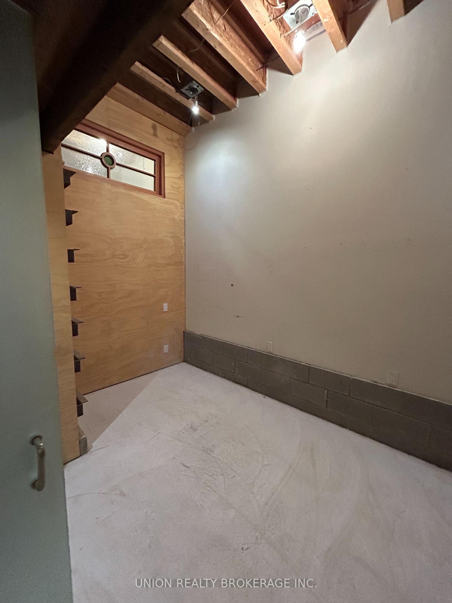 Photo 8 of 303 Coxwell Avenue, Toronto, Woodbine Corridor — HOMEH