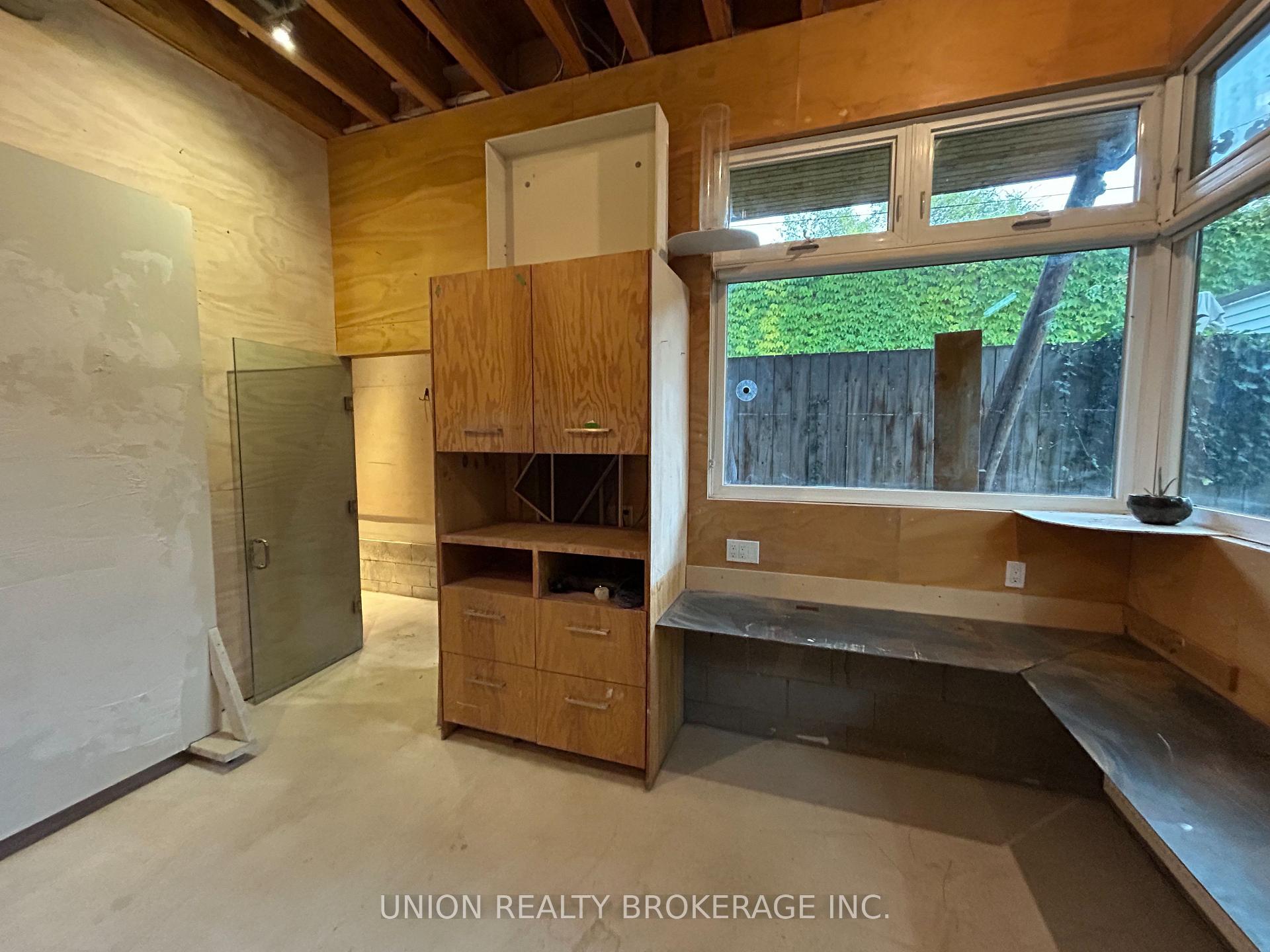 Photo 10 of 303 Coxwell Avenue, Toronto, Woodbine Corridor — HOMEH
