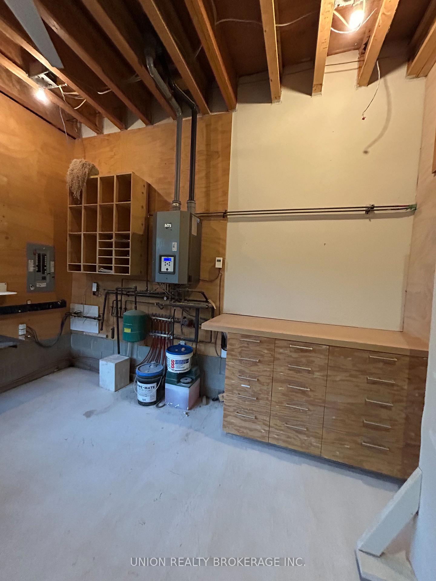 Photo 11 of 303 Coxwell Avenue, Toronto, Woodbine Corridor — HOMEH