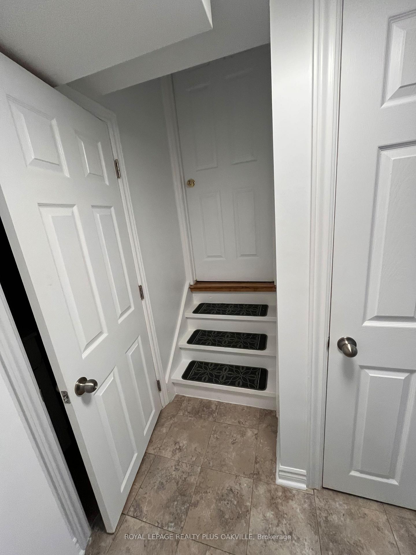 Photo 4 of Unit Lower, 3576 Ash Row, Mississauga, Erin Mills — HOMEH