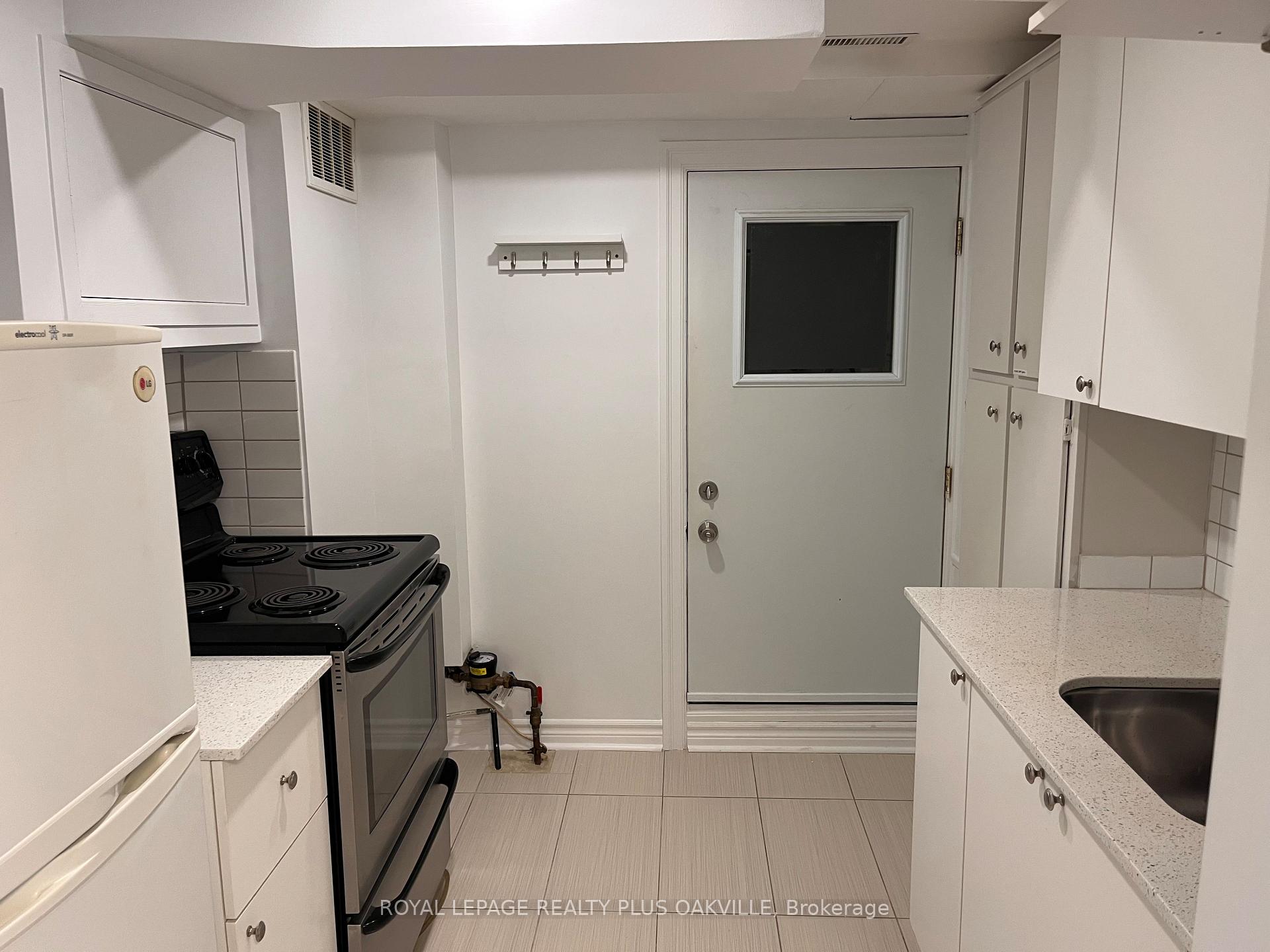 Photo 8 of Unit Lower, 3576 Ash Row, Mississauga, Erin Mills — HOMEH