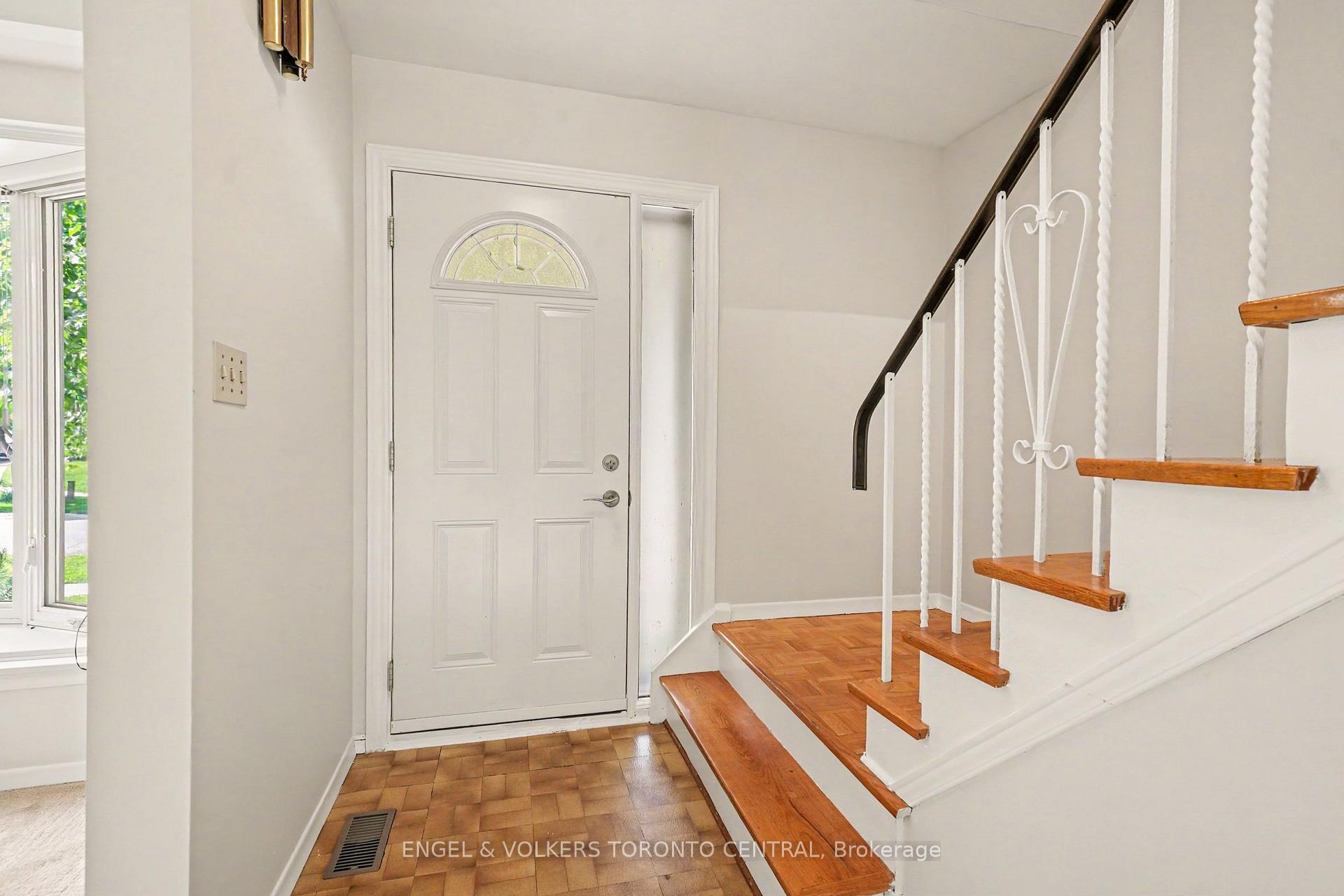 Photo 2 of 45 Edilou Drive, Etobicoke, Alderwood — HOMEH