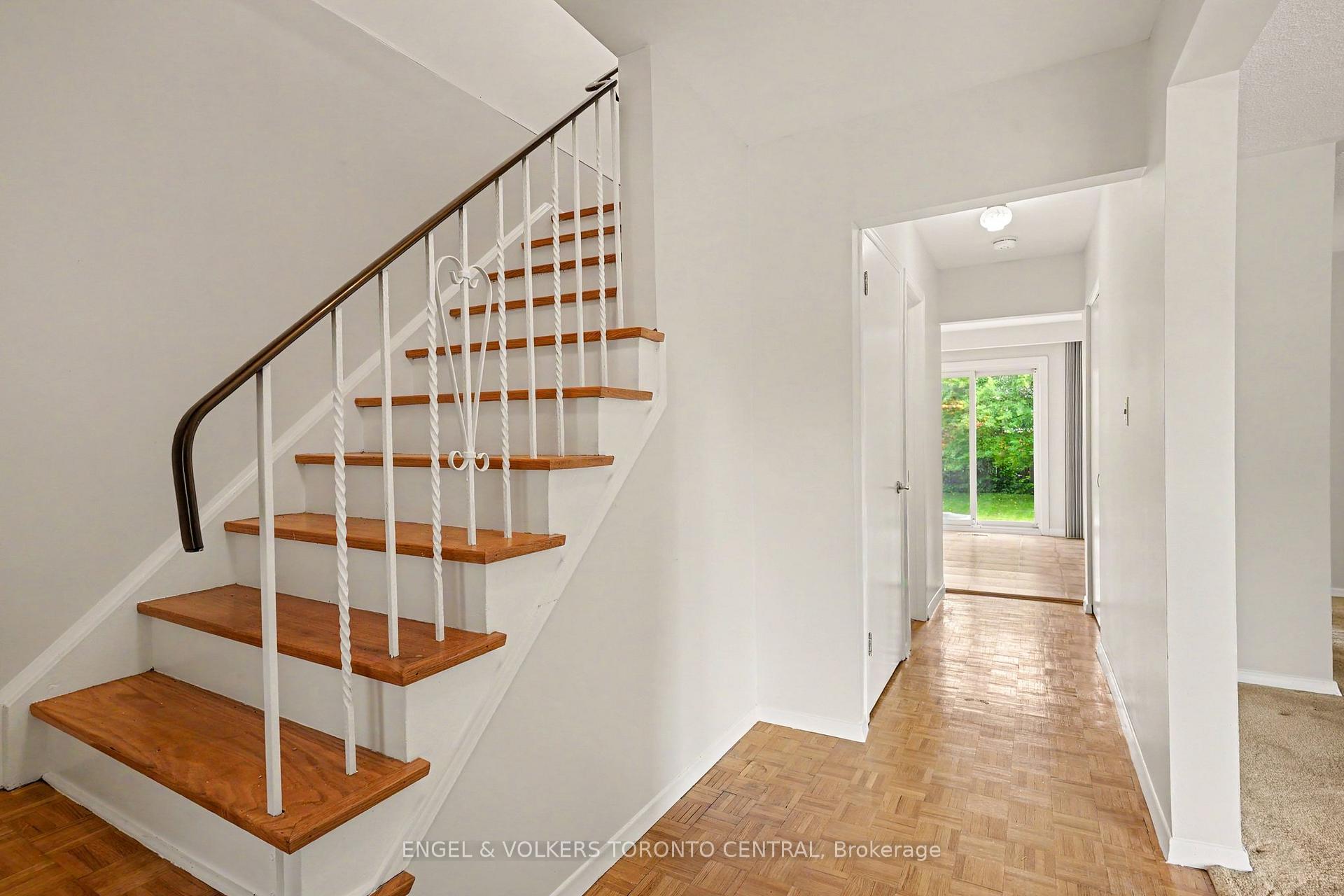 Photo 3 of 45 Edilou Drive, Etobicoke, Alderwood — HOMEH