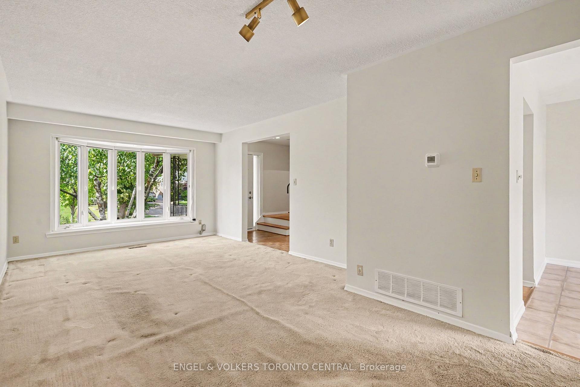 Photo 6 of 45 Edilou Drive, Etobicoke, Alderwood — HOMEH
