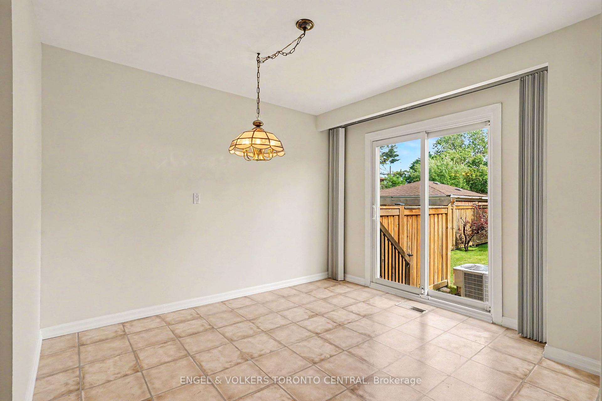 Photo 8 of 45 Edilou Drive, Etobicoke, Alderwood — HOMEH