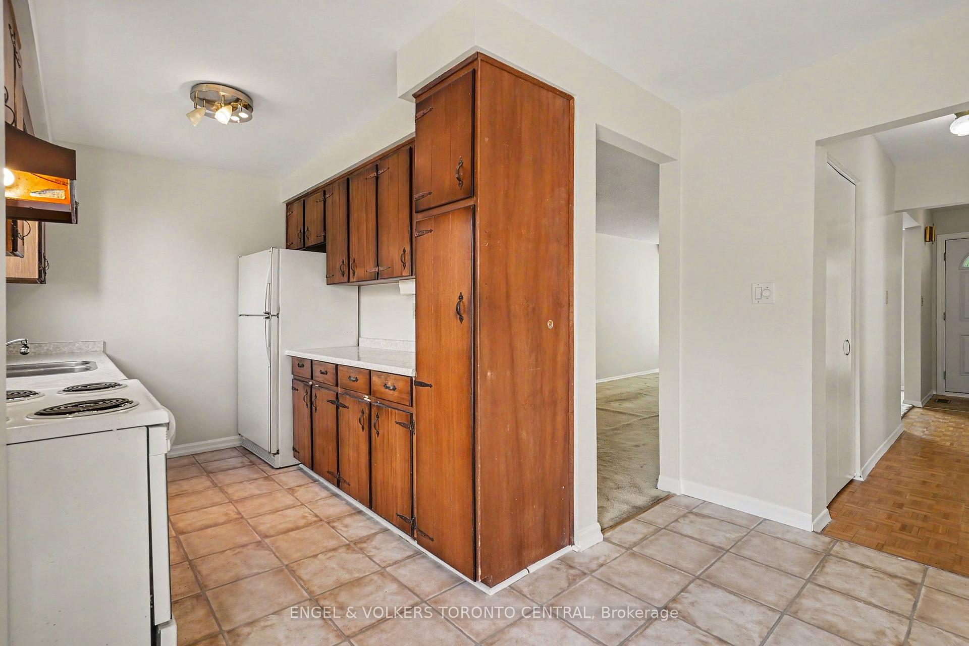 Photo 10 of 45 Edilou Drive, Etobicoke, Alderwood — HOMEH