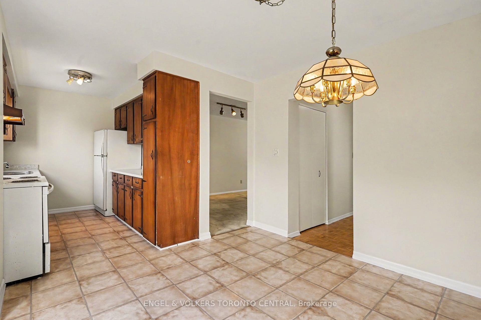 Photo 11 of 45 Edilou Drive, Etobicoke, Alderwood — HOMEH
