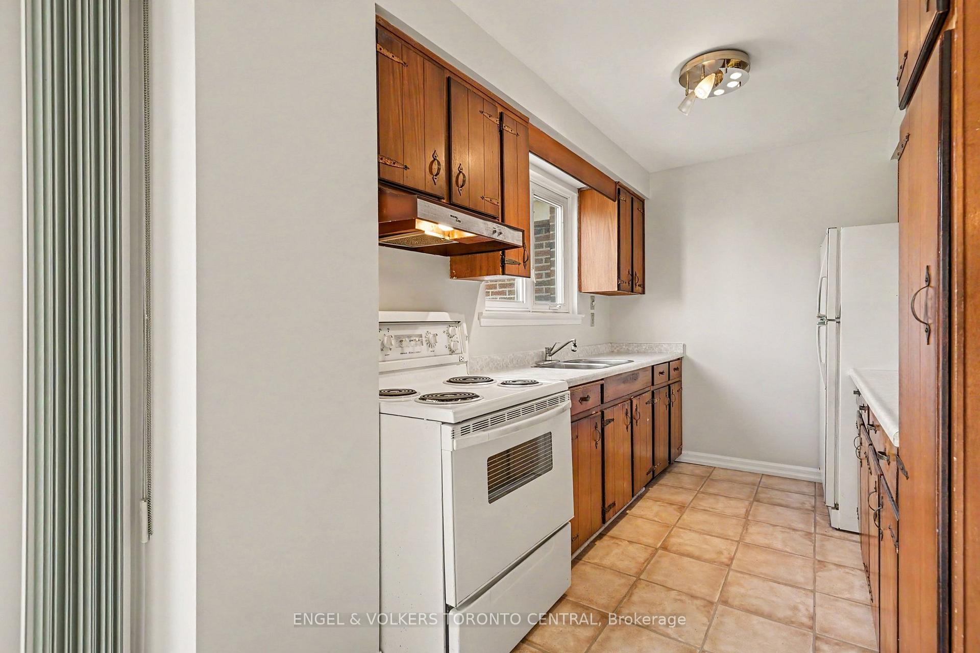 Photo 12 of 45 Edilou Drive, Etobicoke, Alderwood — HOMEH