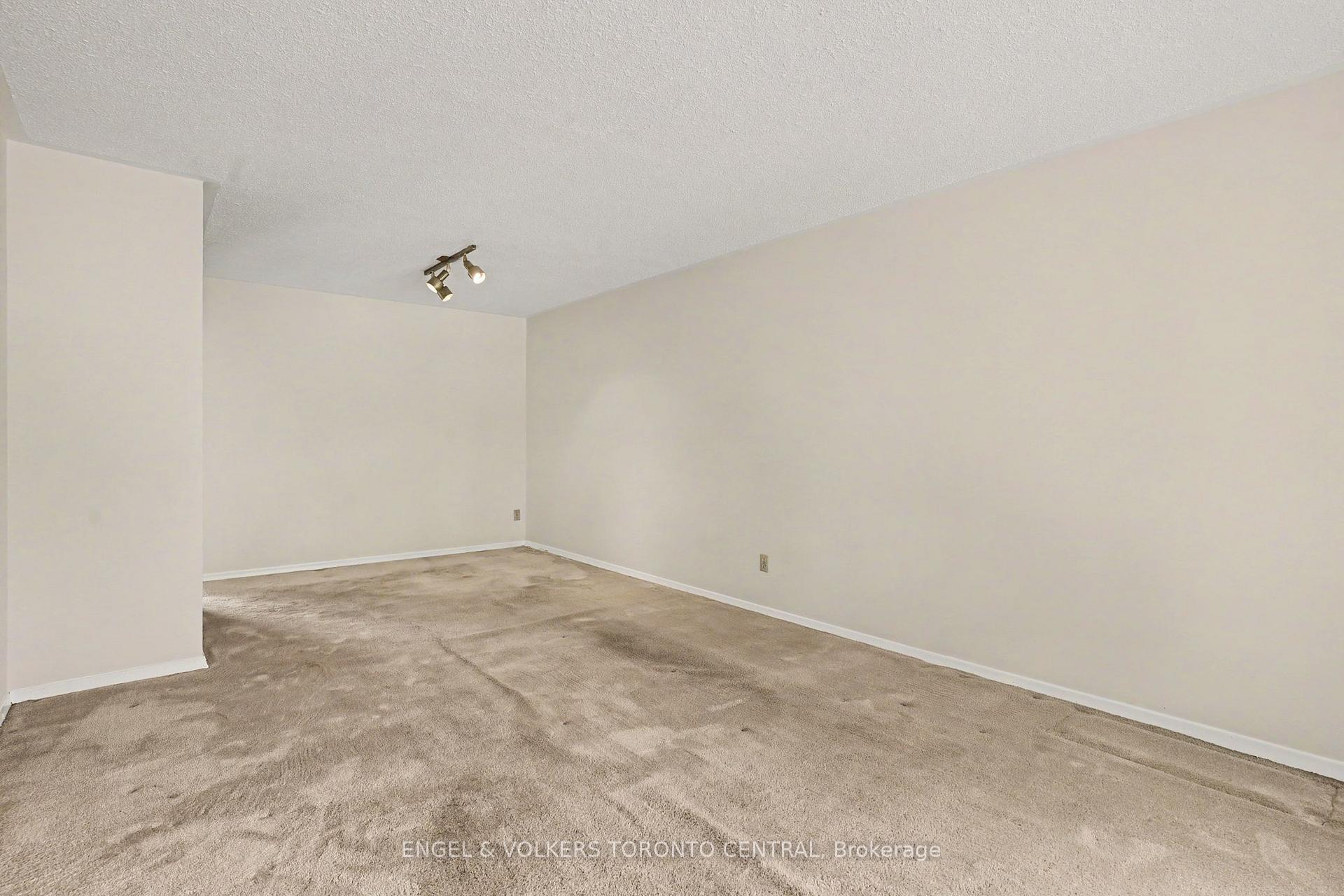Photo 29 of 45 Edilou Drive, Etobicoke, Alderwood — HOMEH