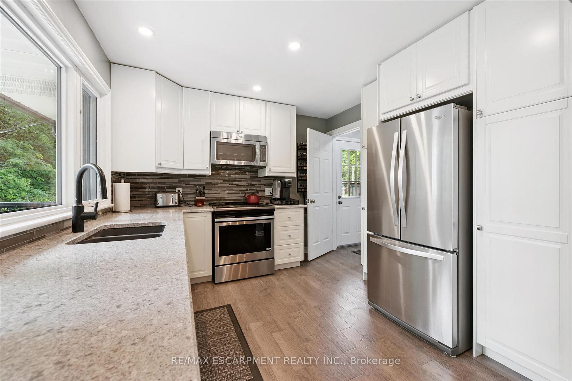 Photo 13 of 98 Stonybrook Drive, Kitchener, Meinzinger — HOMEH