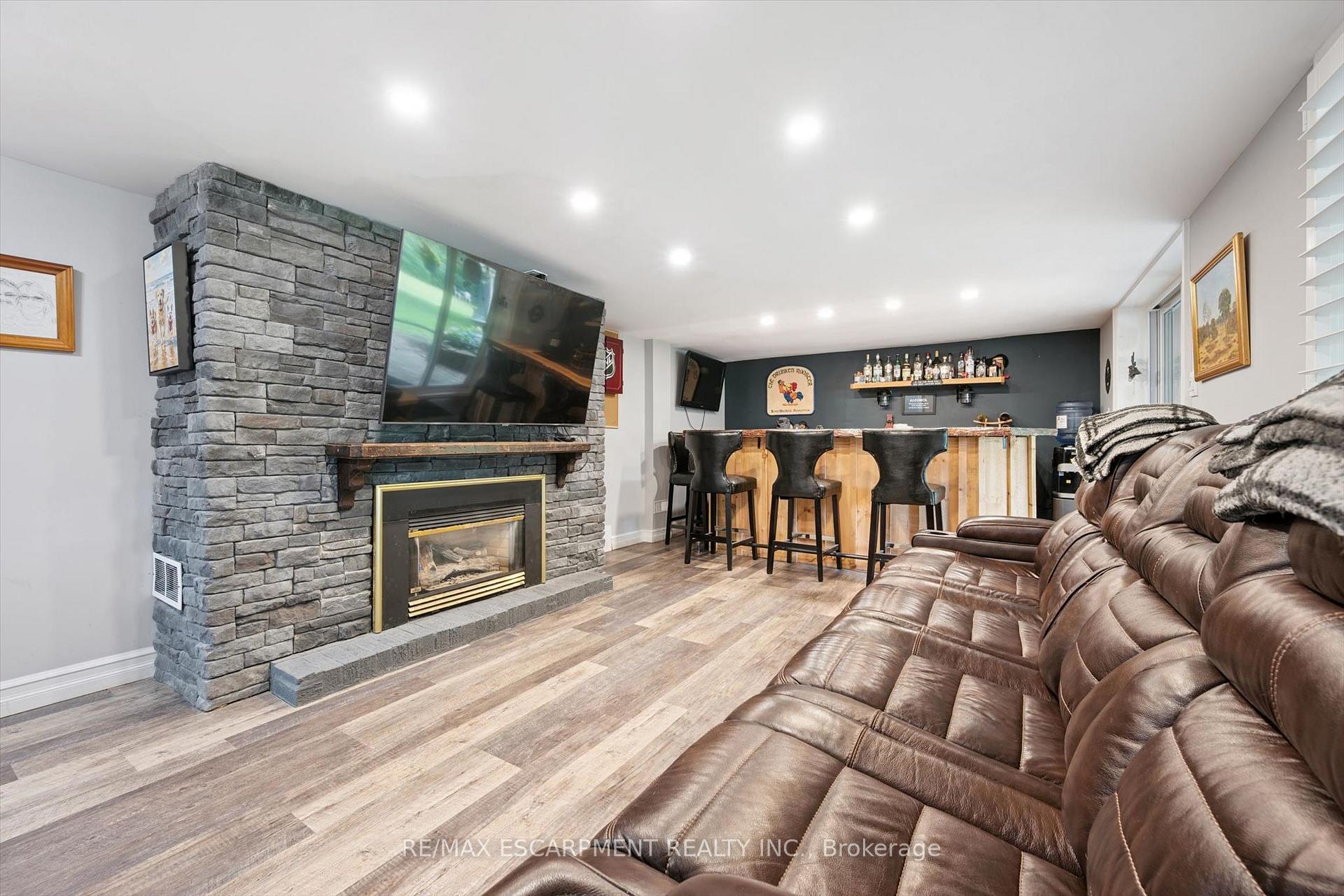 Photo 24 of 98 Stonybrook Drive, Kitchener, Meinzinger — HOMEH