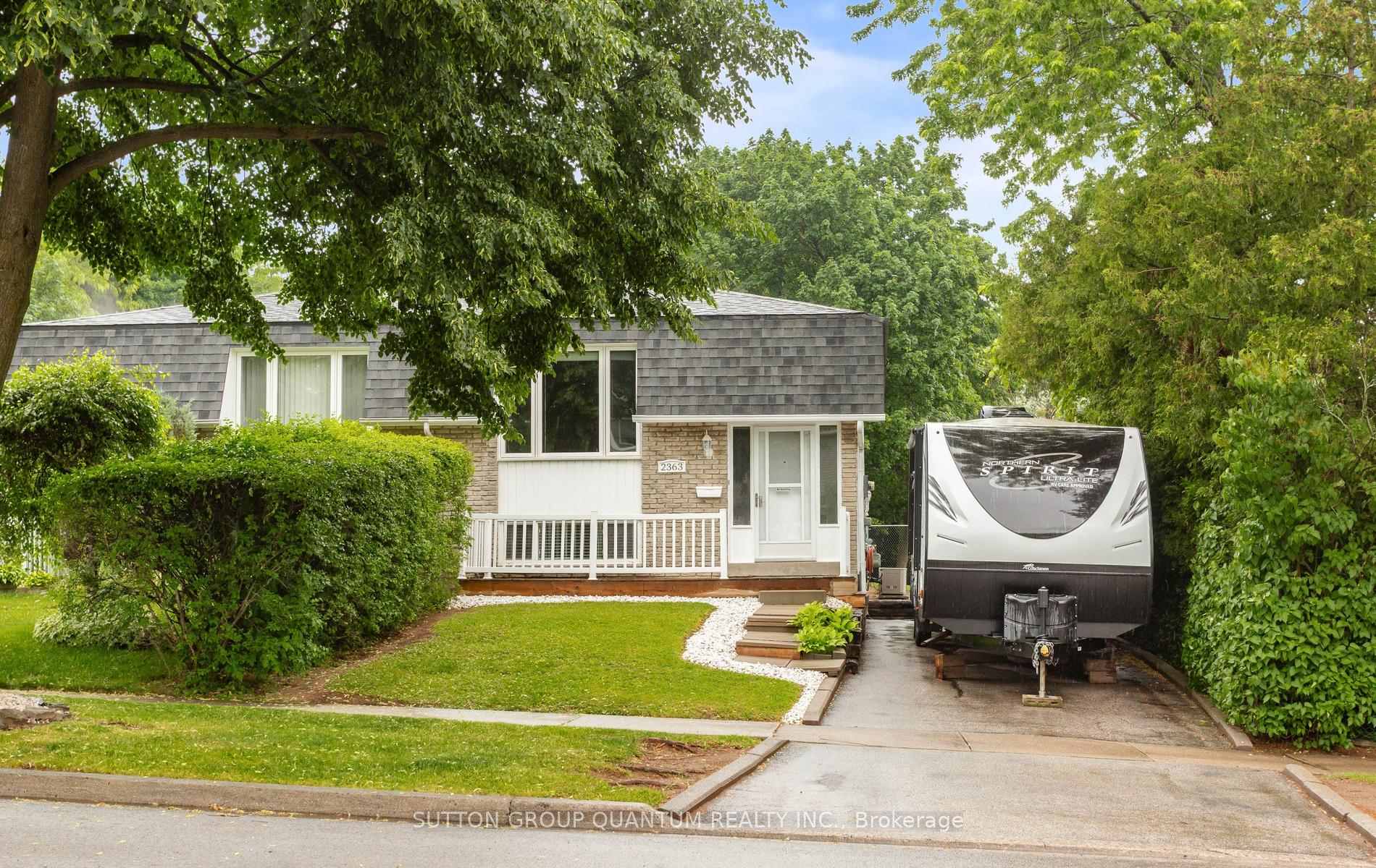 Photo 2 of 2363 Holyhead Drive, Burlington, Brant Hills — HOMEH