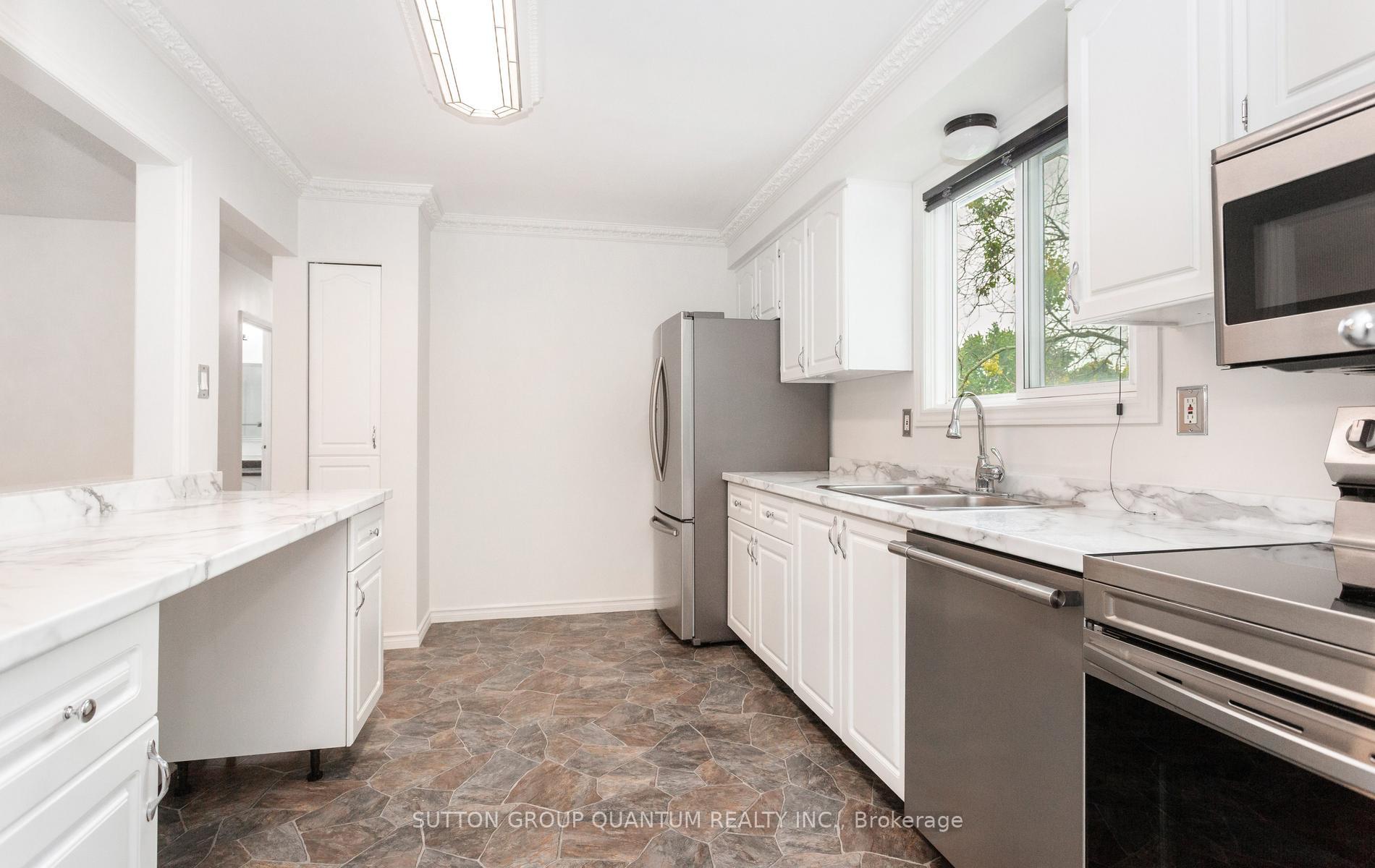 Photo 15 of 2363 Holyhead Drive, Burlington, Brant Hills — HOMEH