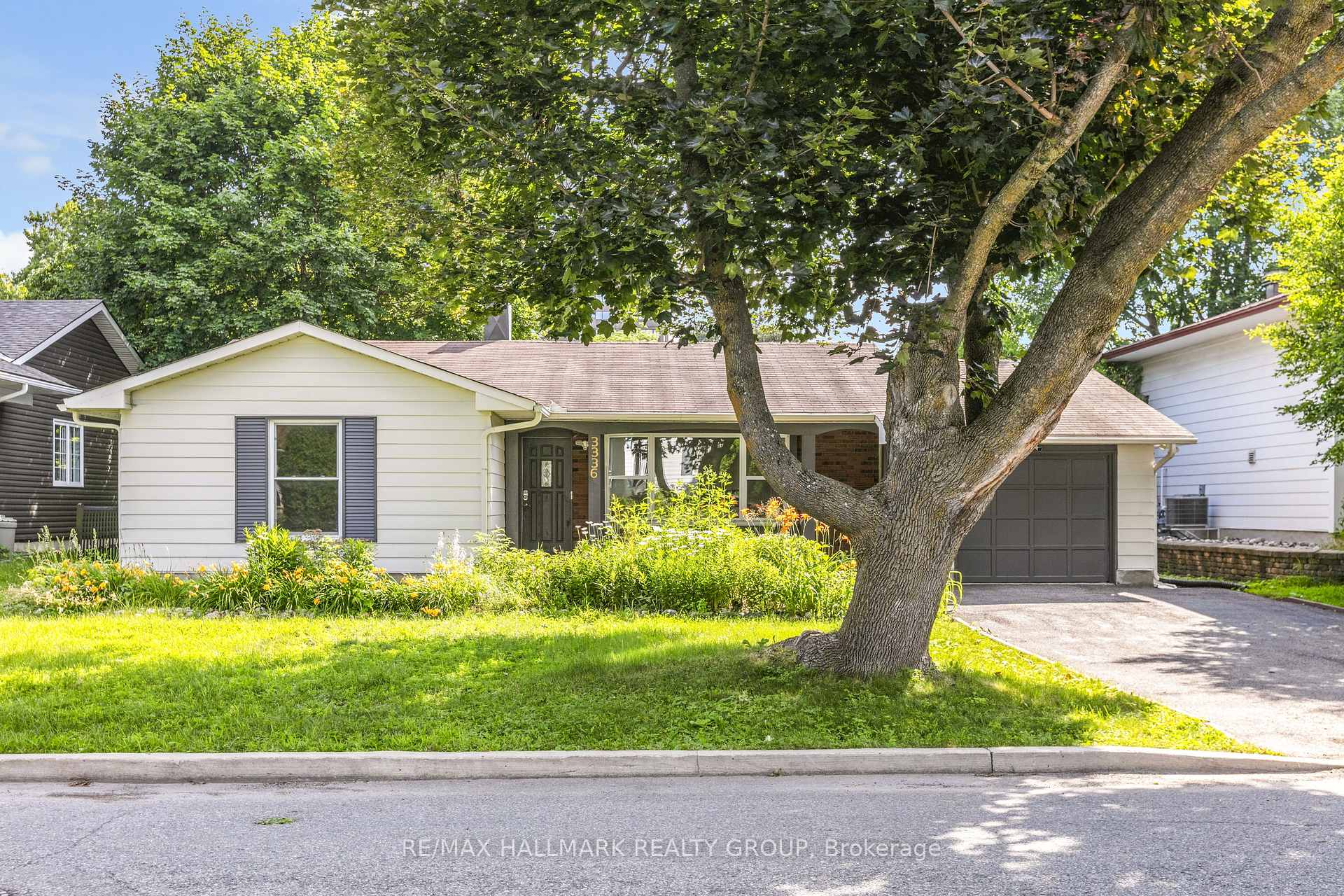Photo 2 of 3336 Kodiak Street, Ottawa, South Keys — HOMEH