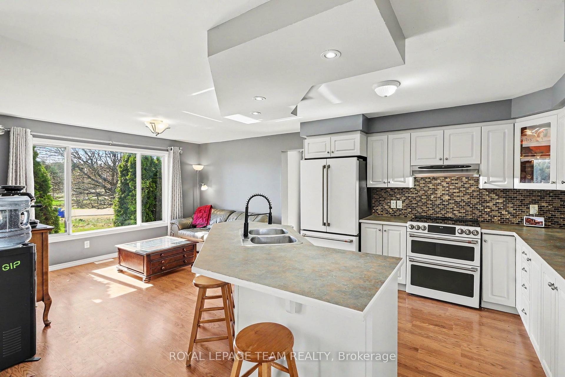 Photo 4 of 4038 Calbrent Way, Ottawa, Vernon — HOMEH