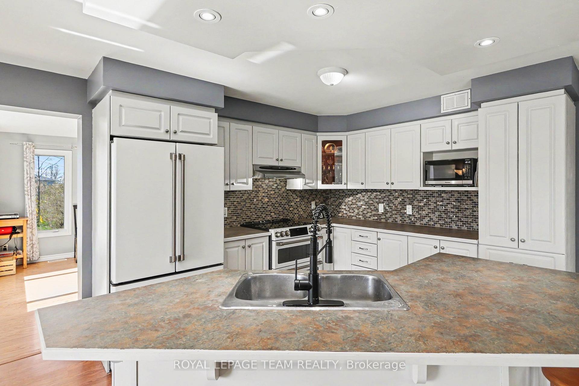 Photo 5 of 4038 Calbrent Way, Ottawa, Vernon — HOMEH