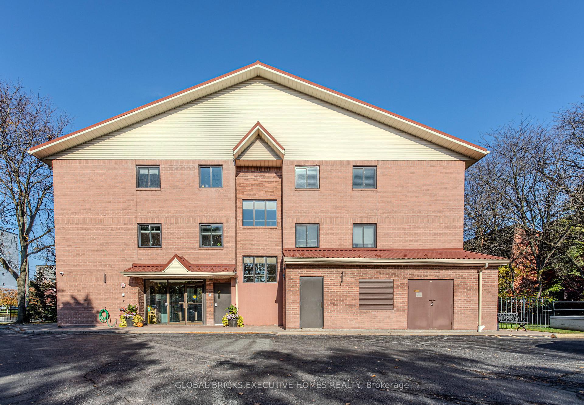 Photo 1 of Unit 102, 1275 Cornerbrook Place, Mississauga, Erindale — HOMEH