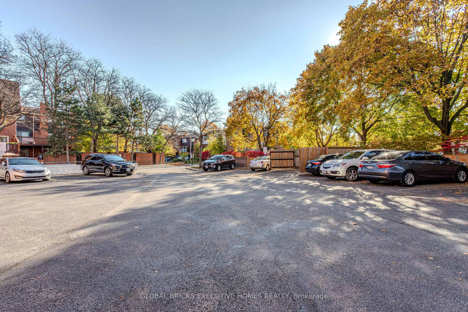 Photo 2 of Unit 102, 1275 Cornerbrook Place, Mississauga, Erindale — HOMEH
