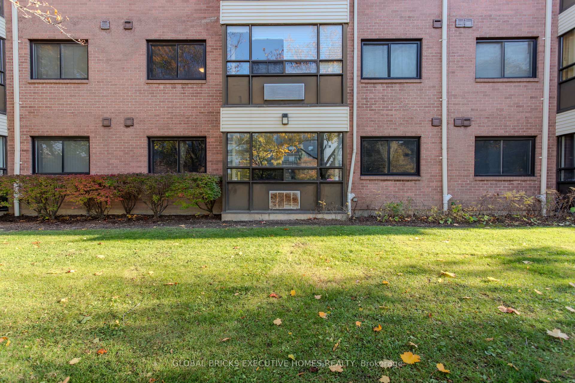 Photo 6 of Unit 102, 1275 Cornerbrook Place, Mississauga, Erindale — HOMEH