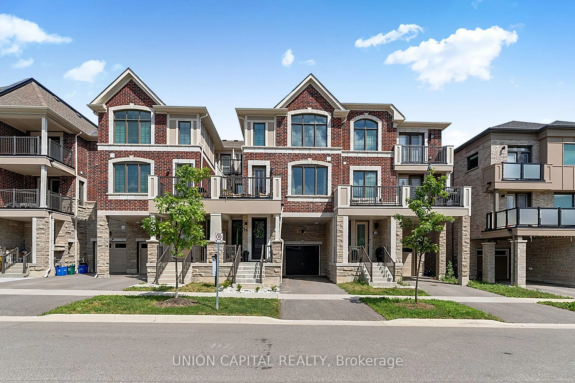 Photo 2 of 16 Thomas Frisby Jr Crescent, Markham, Victoria Square — HOMEH