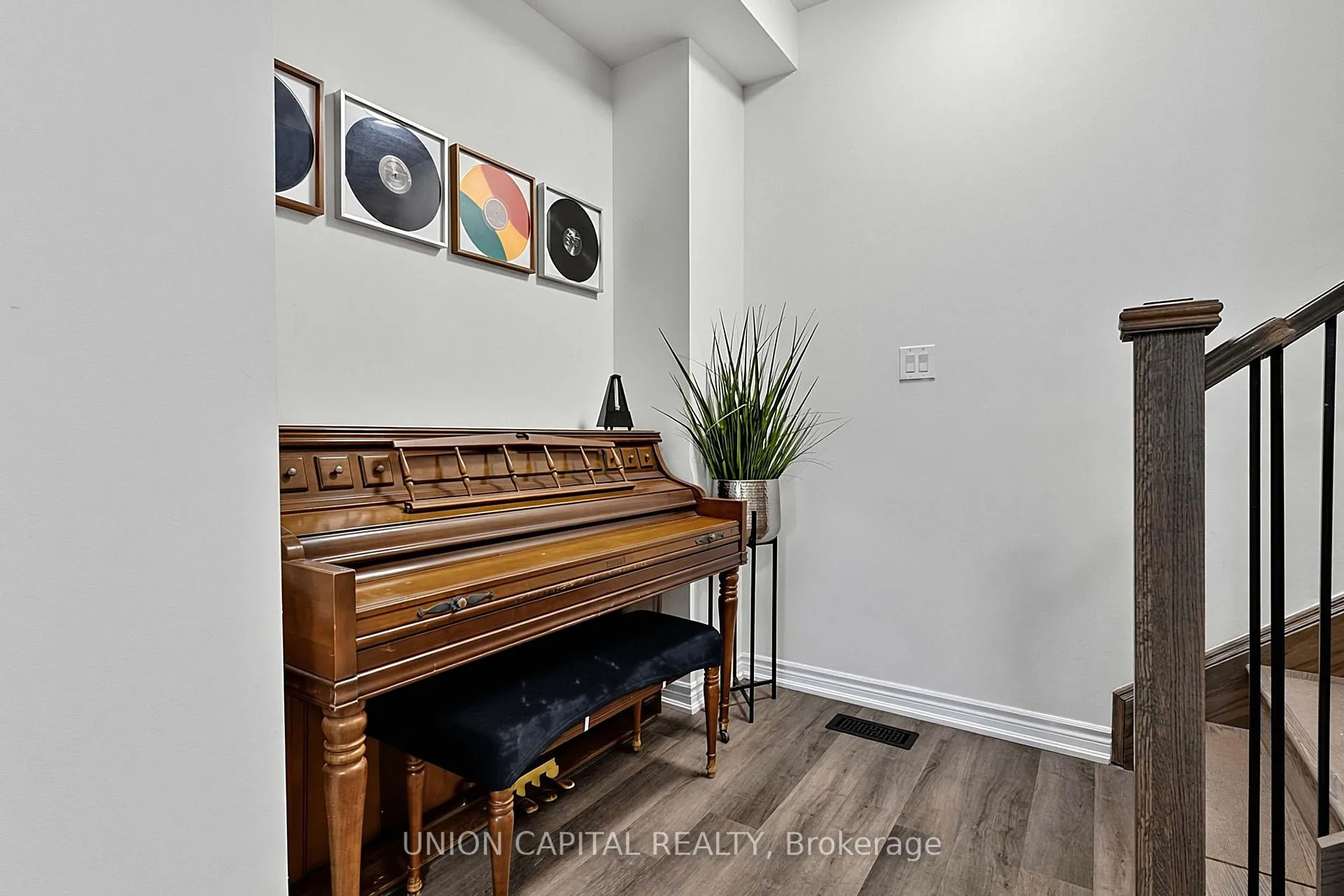 Photo 6 of 16 Thomas Frisby Jr Crescent, Markham, Victoria Square — HOMEH