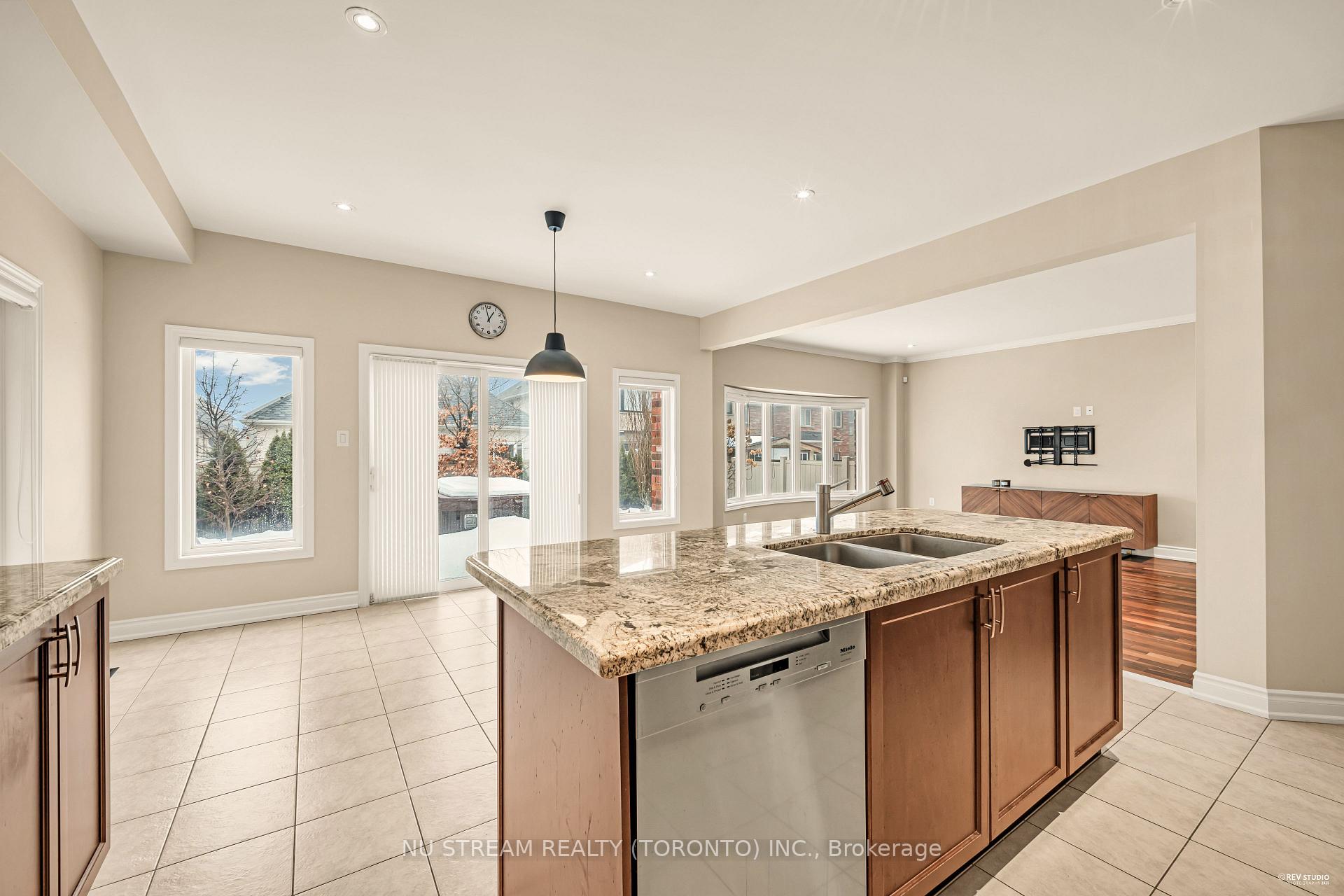Photo 8 of 111 Lealinds Road, Vaughan, Patterson — HOMEH