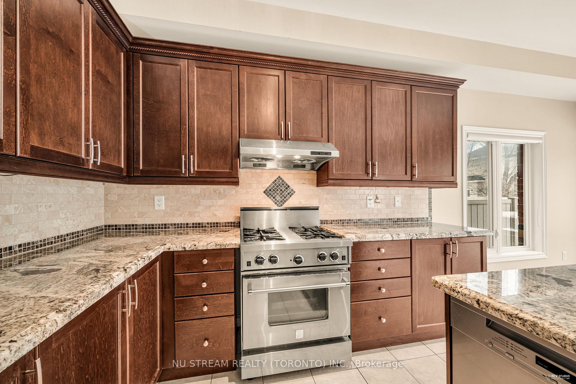 Photo 9 of 111 Lealinds Road, Vaughan, Patterson — HOMEH