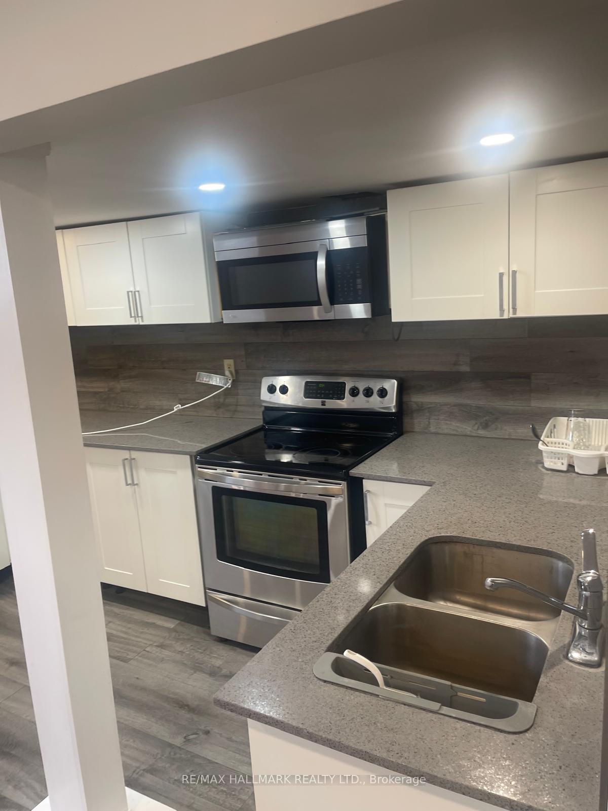 Photo 6 of Unit LOWER, 61 Aurora Heights Drive, Aurora, Aurora Heights — HOMEH